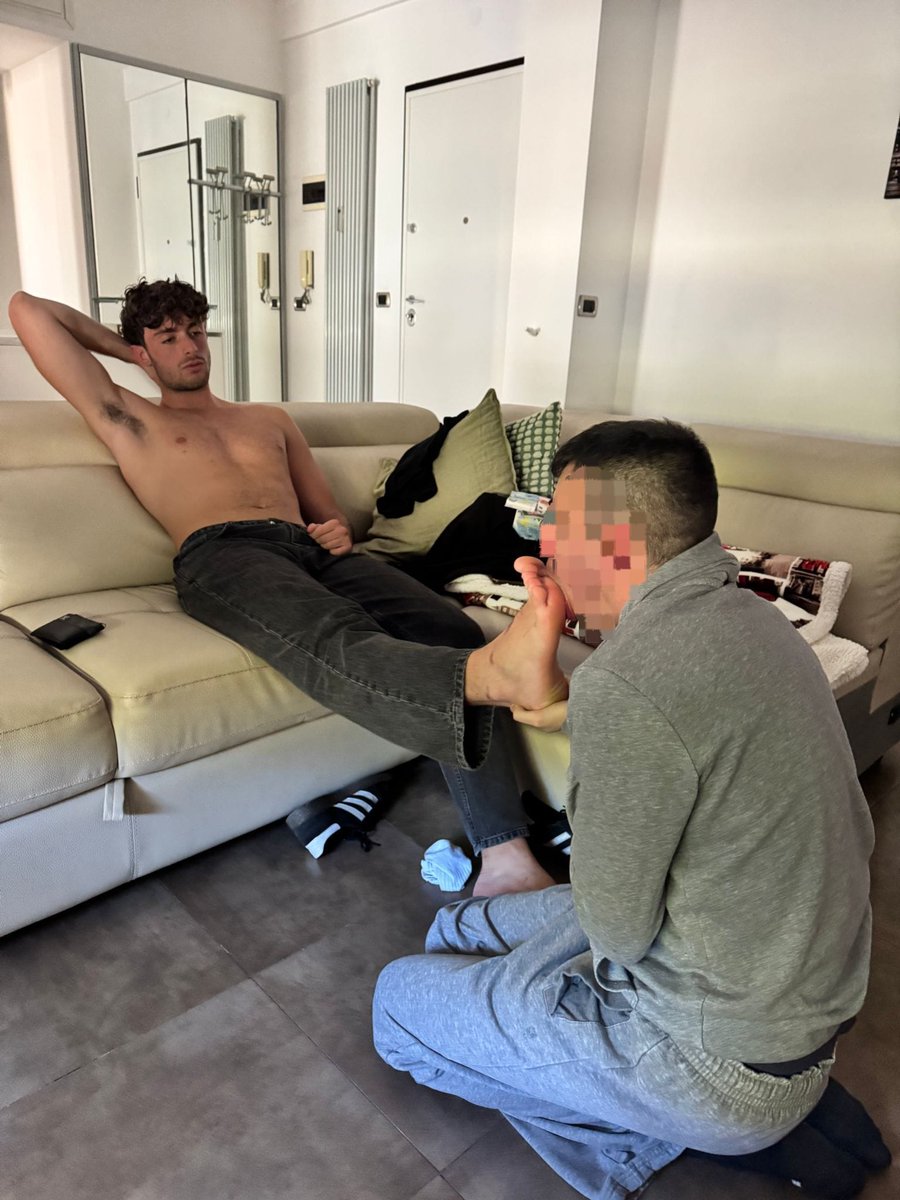 Leccami i piedi e dammi ciò che mi appartiene! 🫵🦶🤑
Lick my feet and give me what belongs to me!🫵🦶🤑
#fagtax #taxfriday 
#cashmaster #feet #cashcock #cashdrain #findom #malefindom #master #slave #moneyslave #cashslave #paypig #atm #foot #cashfag #humanatm #boypits #alpha