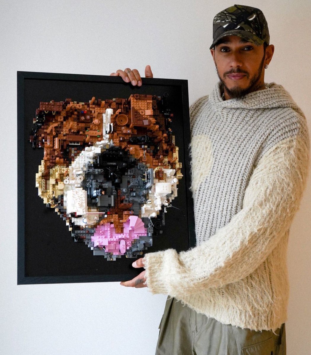 Dexerto's tweet photo. Lewis Hamilton was gifted a portrait of Roscoe, created by two fans entirely out of LEGO https://t.co/n4efopg3Bg