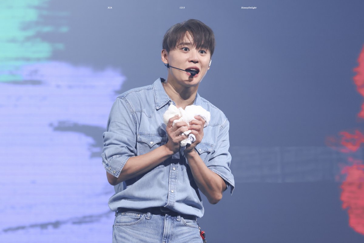 251010 XIA 2025 CONCERT Chapter 2 : Festa  

수건마저도 하트로 들고 있는 하트폭격기🤍

#김준수 #XIA #준수 #XIA준수 #시아준수 #JUNSU #XIAJUNSU #KIMJUNSU #ジュンス