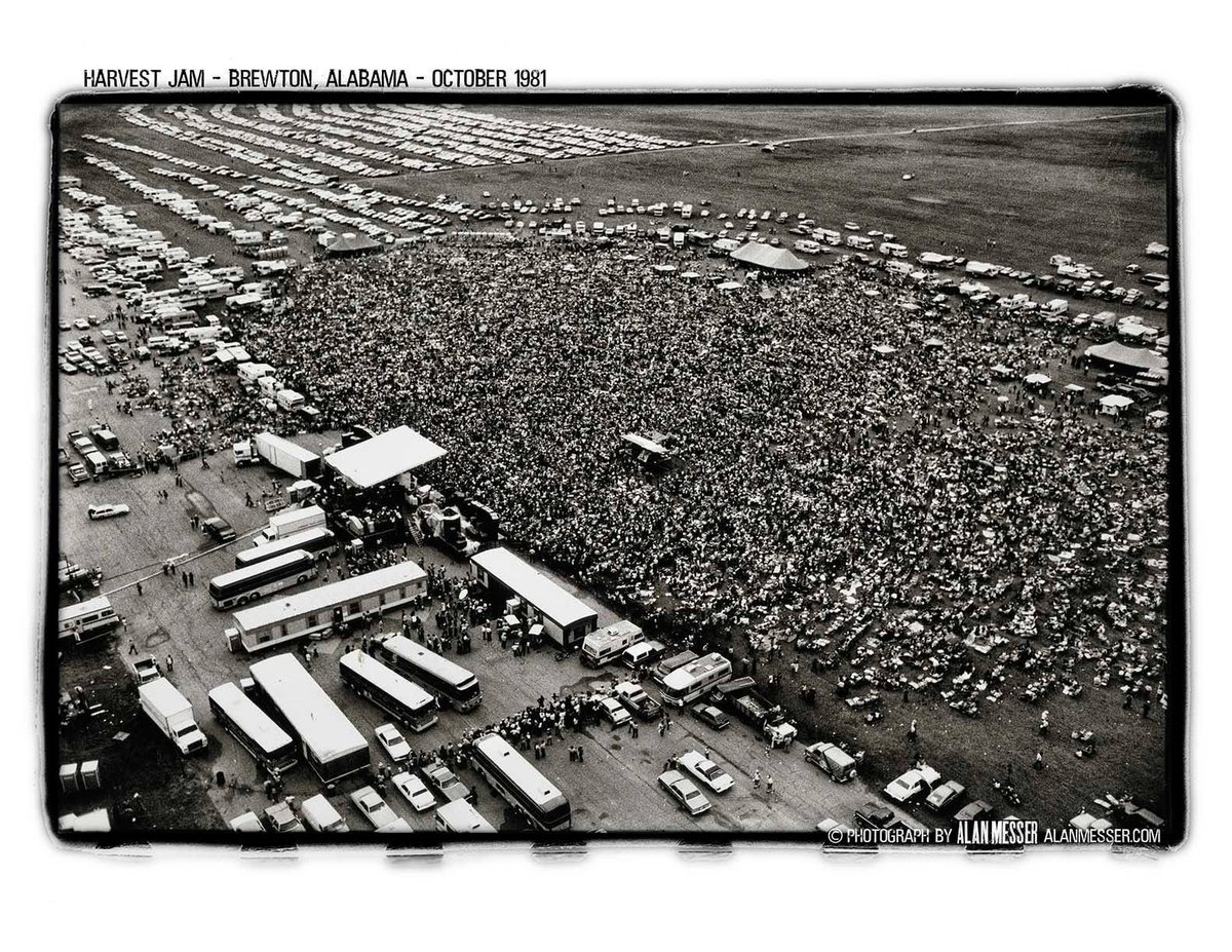 wlgthegoldens's tweet photo. On This Day in 1981… 🌾
@wlgolden threw one unforgettable hometown party — the Harvest Jam — for nearly 40,000 people at the airport in Brewton, Alabama 🇺🇸.

Featuring Alabama, The Charlie Daniels Band, Delbert McClinton, The Oak Ridge Boys, and more!

📸 by Alan Messer https://t.co/1IQB5uTtKT