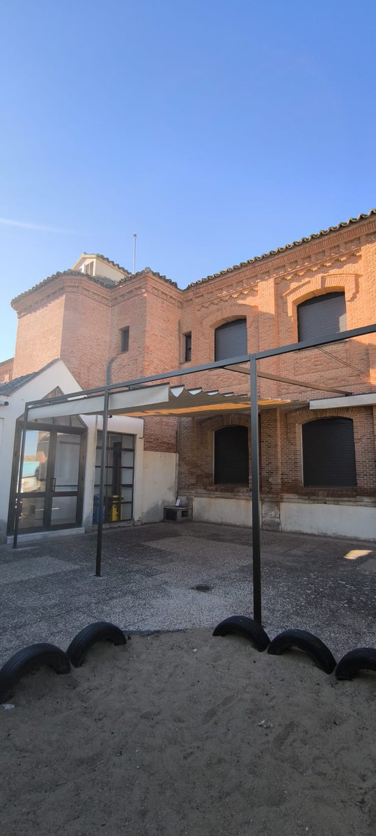 Los patios de nuestro cole en #SanRomándeHornija ya están listos para poder disfrutarlos al máximo. Gracias a su ayuntamiento por cuidar tan bien a nuestros. #nuestrocolemola