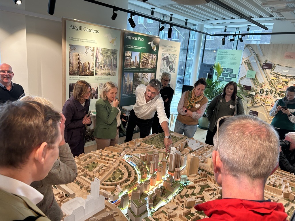 earlscourtdevco's tweet image. We welcomed @NaturalEngland to Earls Court for a tour with Ewan Oliver and Peter Runacres, exploring how nature shapes our masterplan. 🌿

20 of 44 acres will be green and open space, including a 4.5-acre park, 1,000+ new trees, and an 85% Biodiversity Net Gain.

#EarlsCourt
