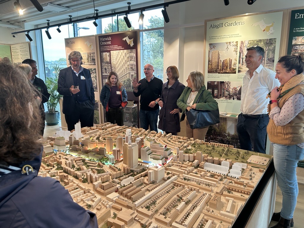 earlscourtdevco's tweet image. We welcomed @NaturalEngland to Earls Court for a tour with Ewan Oliver and Peter Runacres, exploring how nature shapes our masterplan. 🌿

20 of 44 acres will be green and open space, including a 4.5-acre park, 1,000+ new trees, and an 85% Biodiversity Net Gain.

#EarlsCourt