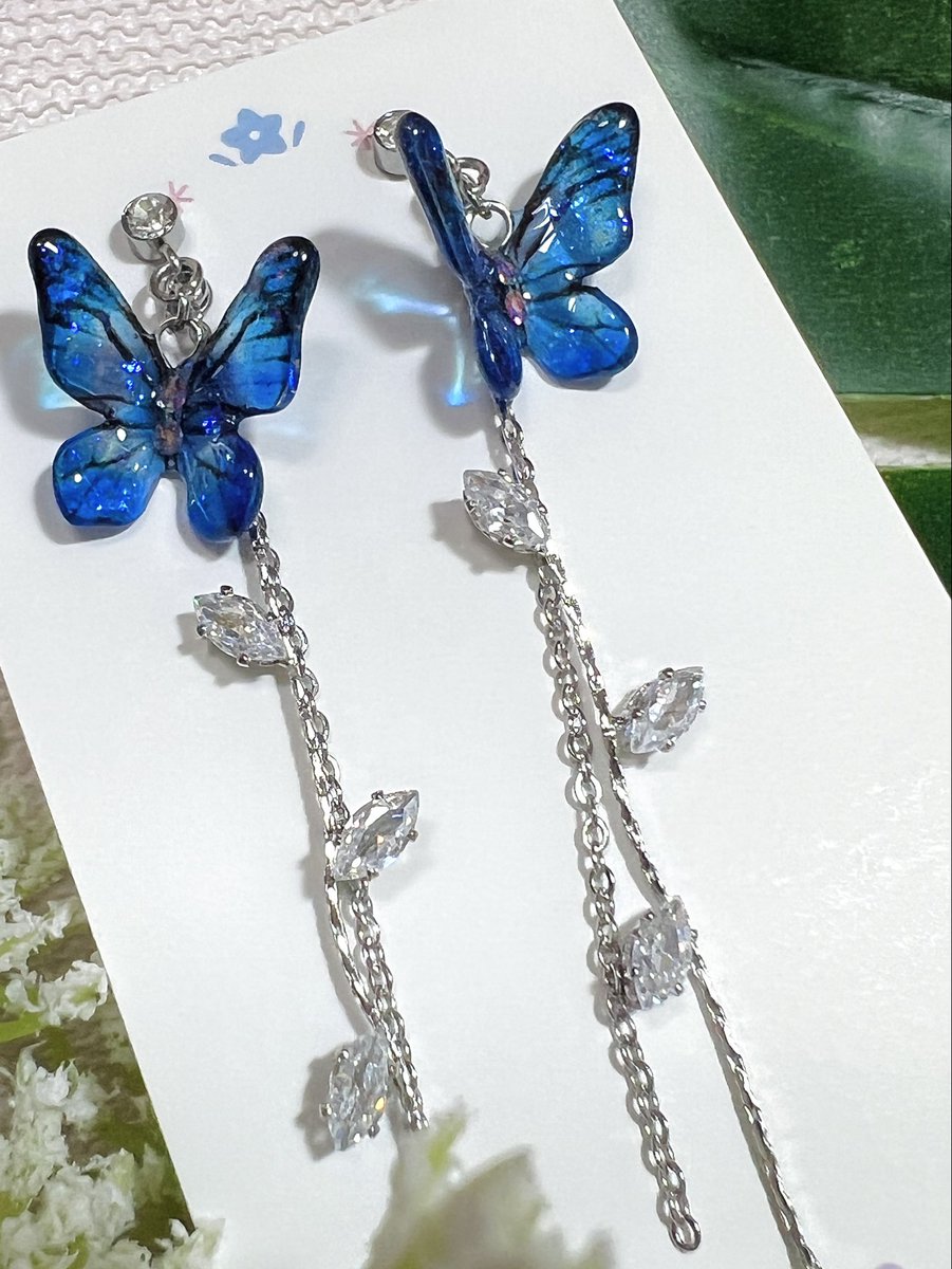 몽흔 (夢痕) ::
꿈에서 스쳐간 나비의 흔적
그 여운이 작은 반짝임으로 남은 자리.

간만에 나가는 디페인데 신작하나 안들고가기가 섭섭해서 급하게 제작해본 귀걸이 2점이에요.
나중에 제품컷도 다시 예쁘게 찍어 올릴께요!
우선 기록용으로 작업실에서 찰칵 :)…
내일 디페에서 뵐께요!