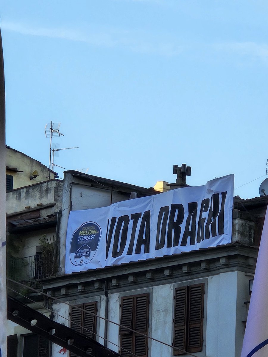 A volte ritornano. Firenze, striscione di Fratelli d'Italia campeggia sul comizio. Vota Draghi

Ma è un consigliere regionale