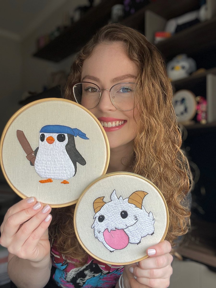 criscezaro's tweet image. Amigosss, estarei em Paris vendendo minha arte, chiquee!!!
Fui selecionada para participar do TFT Open Paris como Artista (Artist Alley), vendendo meus bordadinhos de pequena lenda!
Vai ser minha primeira vez participando de algo assim, to ansiosa demais!
Vejo vocês lá! 🇫🇷🇫🇷