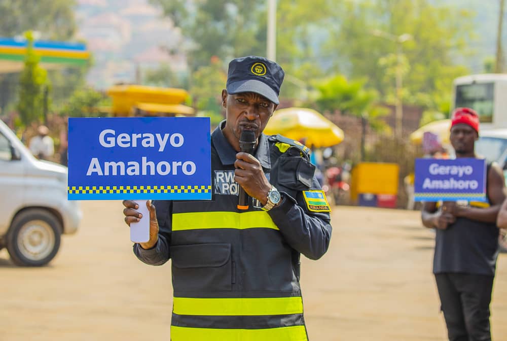 rptdu's tweet photo. Rptdu kubufatanye na police y'uRwanda ishami rishinzwe umutekano womumuhanda batangiye ubukangurambaga muri gahunda ya gerayo amahoro
#Trafficpolice #gerayoamahoro https://t.co/Z9yTRb9fct
