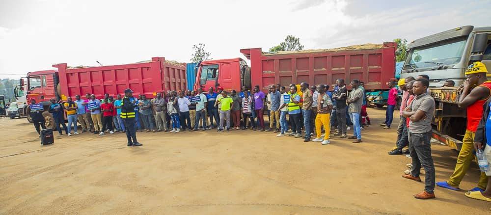 rptdu's tweet photo. Rptdu kubufatanye na police y'uRwanda ishami rishinzwe umutekano womumuhanda batangiye ubukangurambaga muri gahunda ya gerayo amahoro
#Trafficpolice #gerayoamahoro https://t.co/Z9yTRb9fct