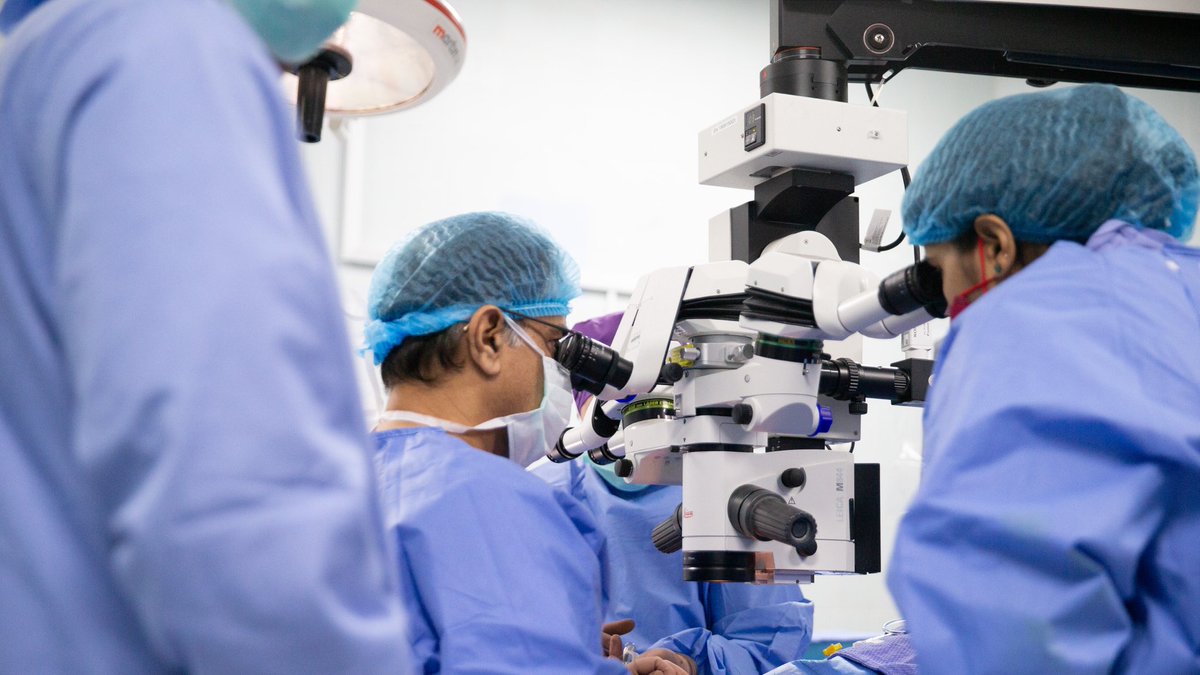 KKESHKSA's tweet image. في تميز طبي سعودي جديد:🇸🇦

مستشفى الملك خالد التخصصي للعيون ومركز الأبحاث ينجح في إعادة النظر لمريضة سعودية  بعملية:
(Boston keratoprosthesis type II)

 والتي تُجرى لأول مره في الشرق الأوسط.

#أنتم_بالعيون