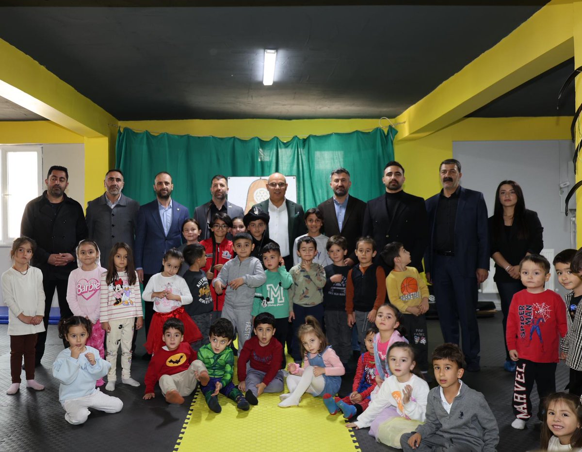 tcagrivaliligi's tweet photo. Valimiz Sayın Mustafa KOÇ ve il protokolü, çocuk ve kadınlara yönelik hizmet verecek olan Cihangir Akademi Spor Merkezi’nin açılışına katıldı.
Kadınlarımızın ve çocuklarımızın fiziksel, sosyal ve ruhsal gelişimlerine katkı sağlayacak merkezin ilimize hayırlı olmasını diliyoruz. https://t.co/7s1KFdsTn9