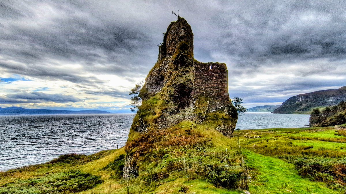 TheHebViking's tweet photo. Brochel Castle was built on a volcanic plug, a 15-meter high stack that rises from the sea, and was a key strategic point for the MacLeod clan.Β It served as a stronghold for MacLeod chiefs to control their mainland possessions and the Inner Sound.
#BrochelCastle
#ClanMacleod https://t.co/FzbucEoPFh
