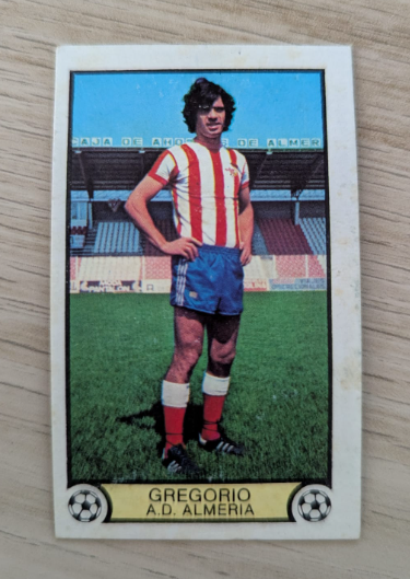 uda_enfurecida's tweet image. Gregorio Mollejo jugó 5⃣ temporadas en la Agrupación Deportiva Almería. En la temporada del ascenso a primera marcó 1⃣1⃣ goles.

Hoy me ha escrito por Wallapop su hija para comprarme su cromo de la temporada 1979/80. Obviamente se lo he regalado.

😊

@PoliAlmeria 
@U_D_Almeria