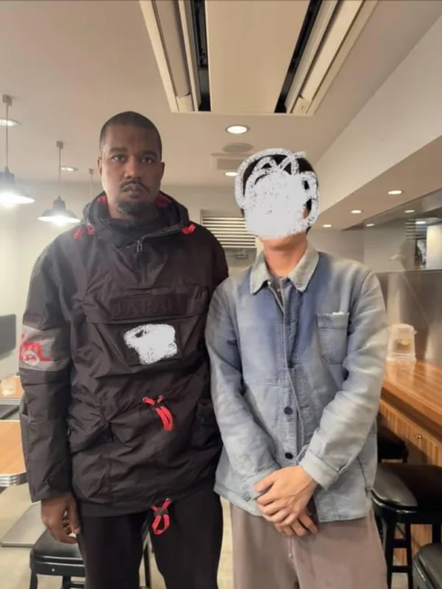 📸 Ye fotografiado junto a un fan el día de ayer en Japón