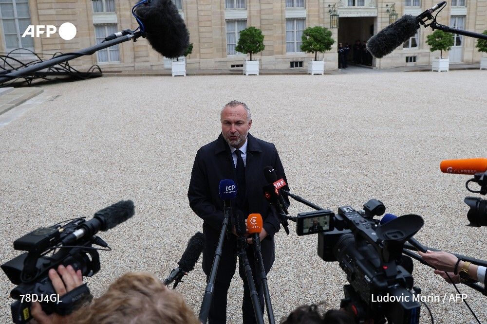 afpfr's tweet photo. 🇫🇷 Réunion de crise à l'Elysée: Emmanuel Macron annoncera le nom du prochain Premier ministre "dans les prochaines heures", a rapporté Laurent Panifous, du groupe de députés Liot, et il ne sera pas de gauche, selon l'écologiste Marine Tondelier, qui se dit "sidérée"⬇️ https://t.co/F3I3K2HLpN