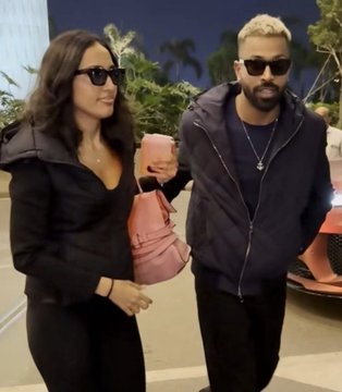 vaishnav_sV8's tweet image. 🚨OMG!🚨
हार्दिक पांड्या के साथ यह लड़की कौन है? 😍
आज एयरपोर्ट पर स्पॉट! तस्वीरें वायरल, और अब सब पूछ रहे हैं… #MahikaSharma

#HardikPandya #ViralBuzz