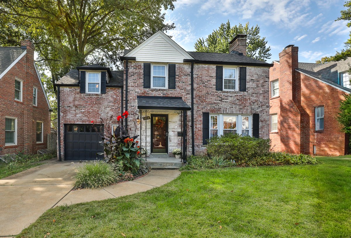 BeckysPowerTeam's tweet photo. Just Listed in University City! 📷

7478 Drexel Drive, University MO 63130
$350,000

Fall in love with this classic brick beauty nestled on one of U City’s most picturesque streets! 📷📷 https://t.co/d7YN7kpExe