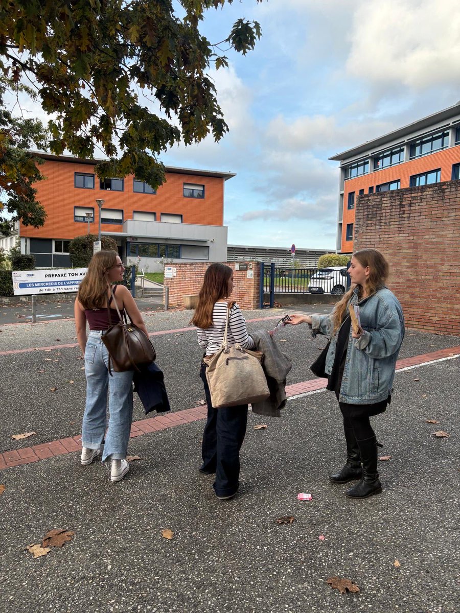 Rozenn_Bonnet's tweet image. Dans un moment de crise politique, le terrain reste notre boussole.
Aujourd&apos;hui, les Jeunes Socialistes des Landes — avec une belle équipe où les femmes prennent toute leur place - étaient devant le lycée de Dax pour débattre, échanger, convaincre.
#jeunessocialistes #ps