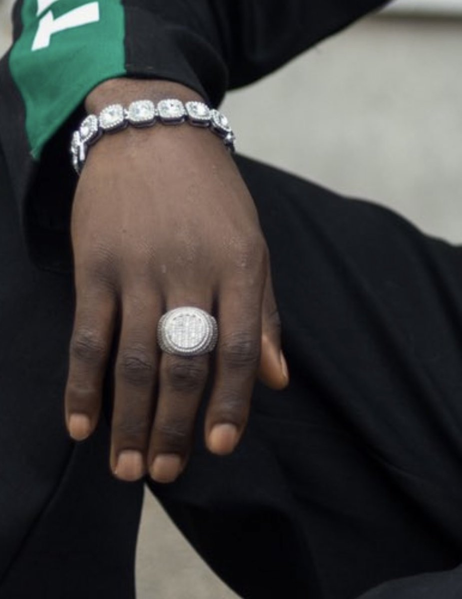 Azulandloud's tweet photo. @koyin_official You need proper manicure man 🤢 https://t.co/zaGj9BuKSm