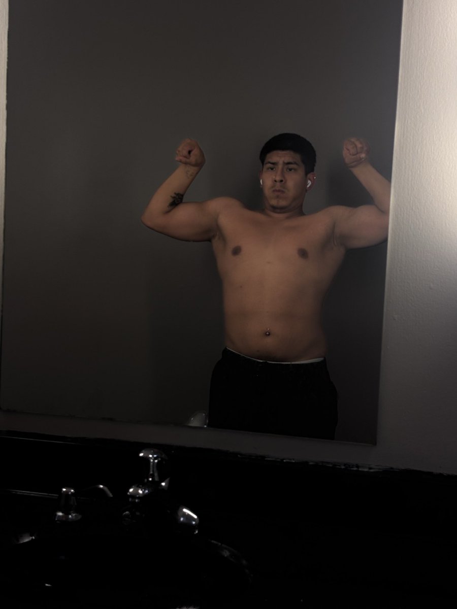ERaton1111's tweet photo. @Castro1021 rate the physique https://t.co/JGOtU49XNx