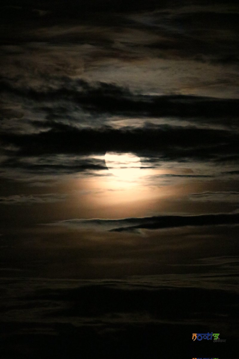 bindasfauji's tweet image. Oh moon!
You didn&apos;t disappoint tonight!
#selenophile #moon