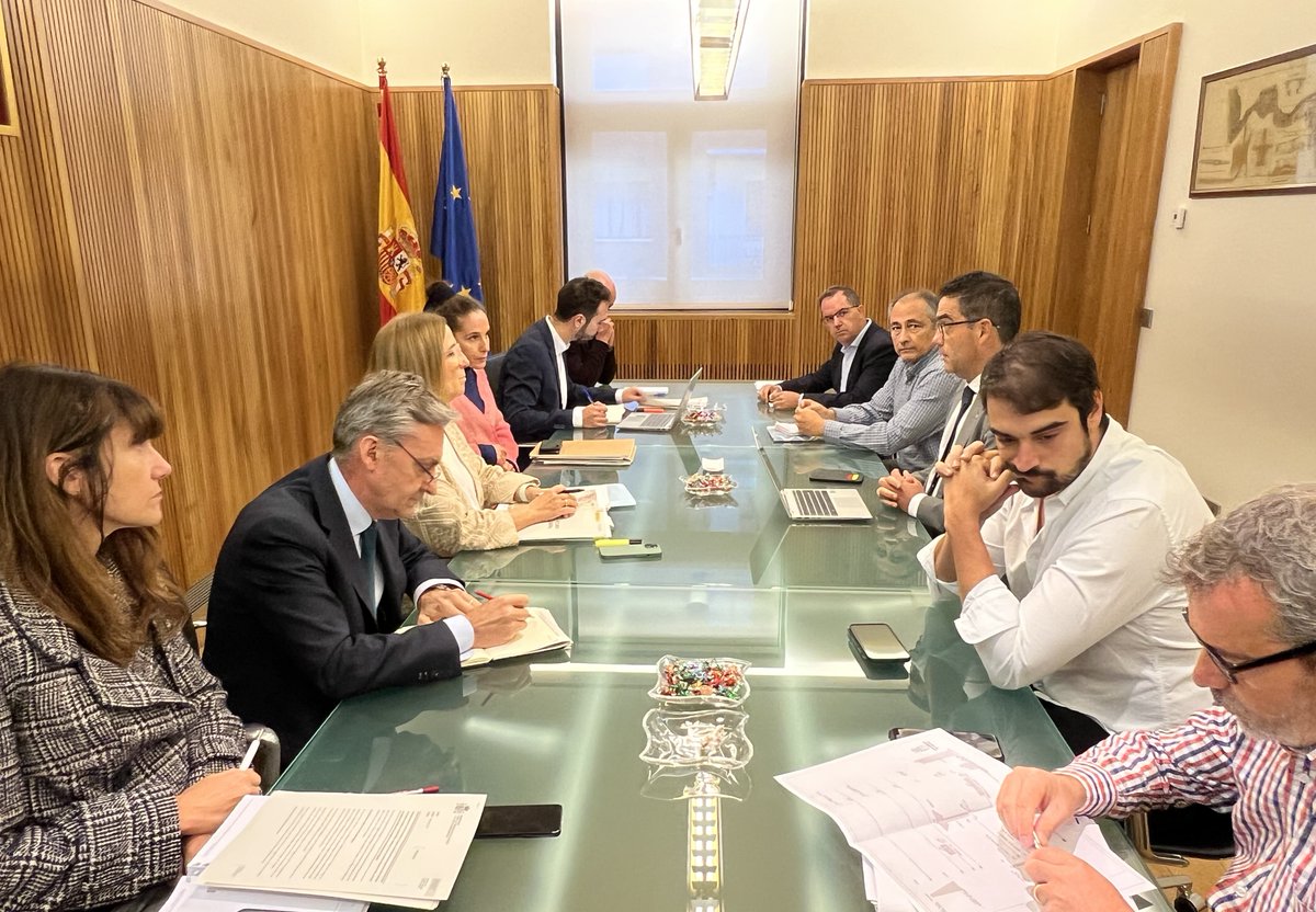 chd_duero's tweet image. 📌 La #CHD propone un convenio al Ayuntamiento de #Segovia para reforzar el #abastecimiento a la ciudad💧

📌 El proyecto contempla la construcción de dos tuberías de impulsión con un presupuesto de 2,7M€ 🚧💦

Más información 👉 bit.ly/3ISVxPe