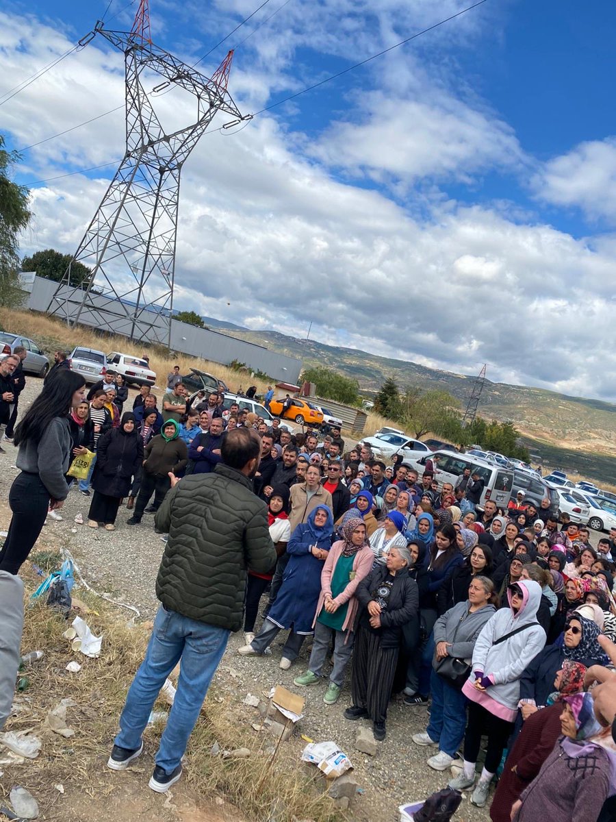 Şık Makas/ Cross Denim  işçilerinin direnişinin 4. günü.

Aylardır maaş alamayan, evine ekmek götüremeyen, çocuğunu okula harçlıksız göndermek zorunda kalan işçiler ekmeği için, onuru için direnmeye devam ediyor.

Direne direne kazanacağız.