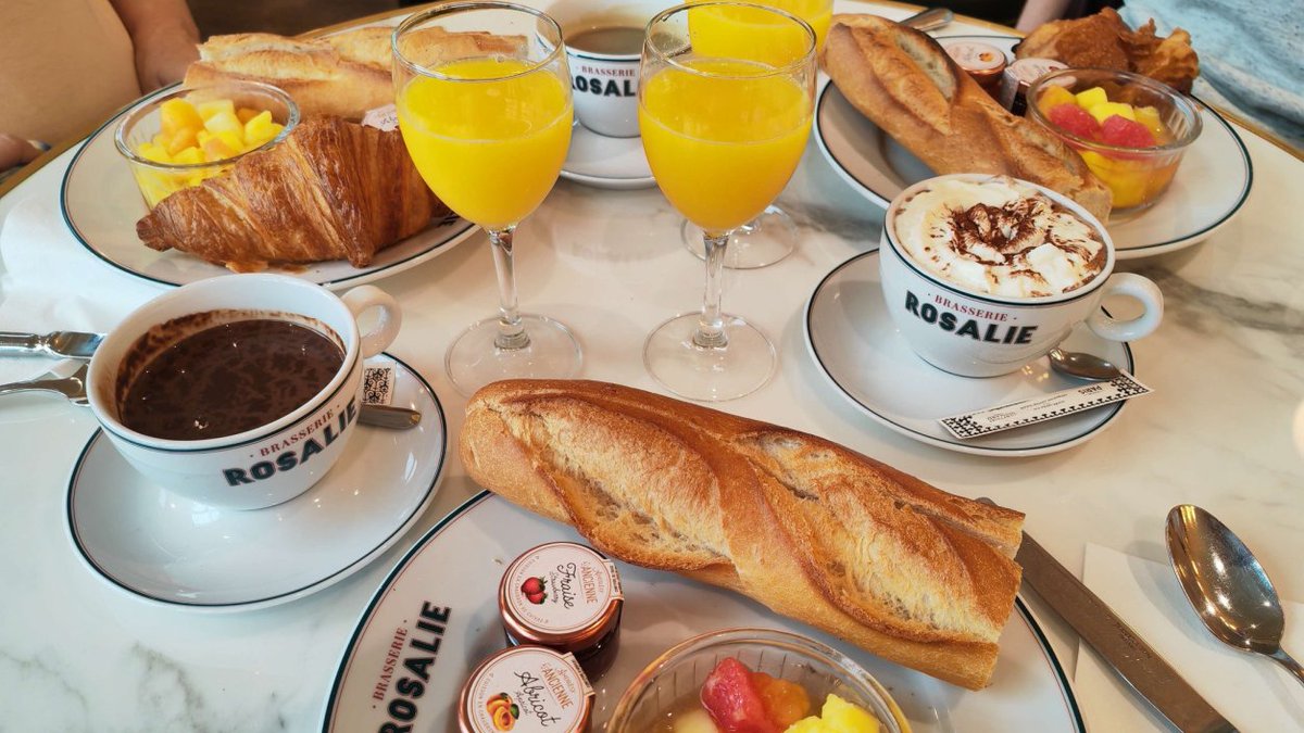 Geniet van een uitgebreid 𝐨𝐧𝐭𝐛𝐢𝐣𝐭 𝐛𝐢𝐣 𝐁𝐫𝐚𝐬𝐬𝐞𝐫𝐢𝐞 𝐑𝐨𝐬𝐚𝐥𝐢𝐞 in Disney Village met tafelbediening voor een goede start van een magische dag 🥐 Bekijk alle ontbijtopties in Disneyland Paris vanaf €5 👉 discoverthemagic.nl/disneyland-par…

📷 ED92