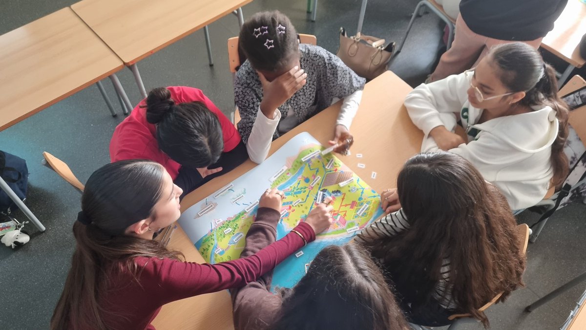 INSEuropa's tweet image. Els 🙋🏼‍♂️🙋🏽‍♀️ de 3r d'#ESO preparant la nova acció de #ServeiComunitari. 
Taller de sensibilització en vers de l'ús i estalvi d'aigua, organitzat per @sostAMB
Aviat els veurem fent d'agents mediambientals 🌍🌱 al centre.