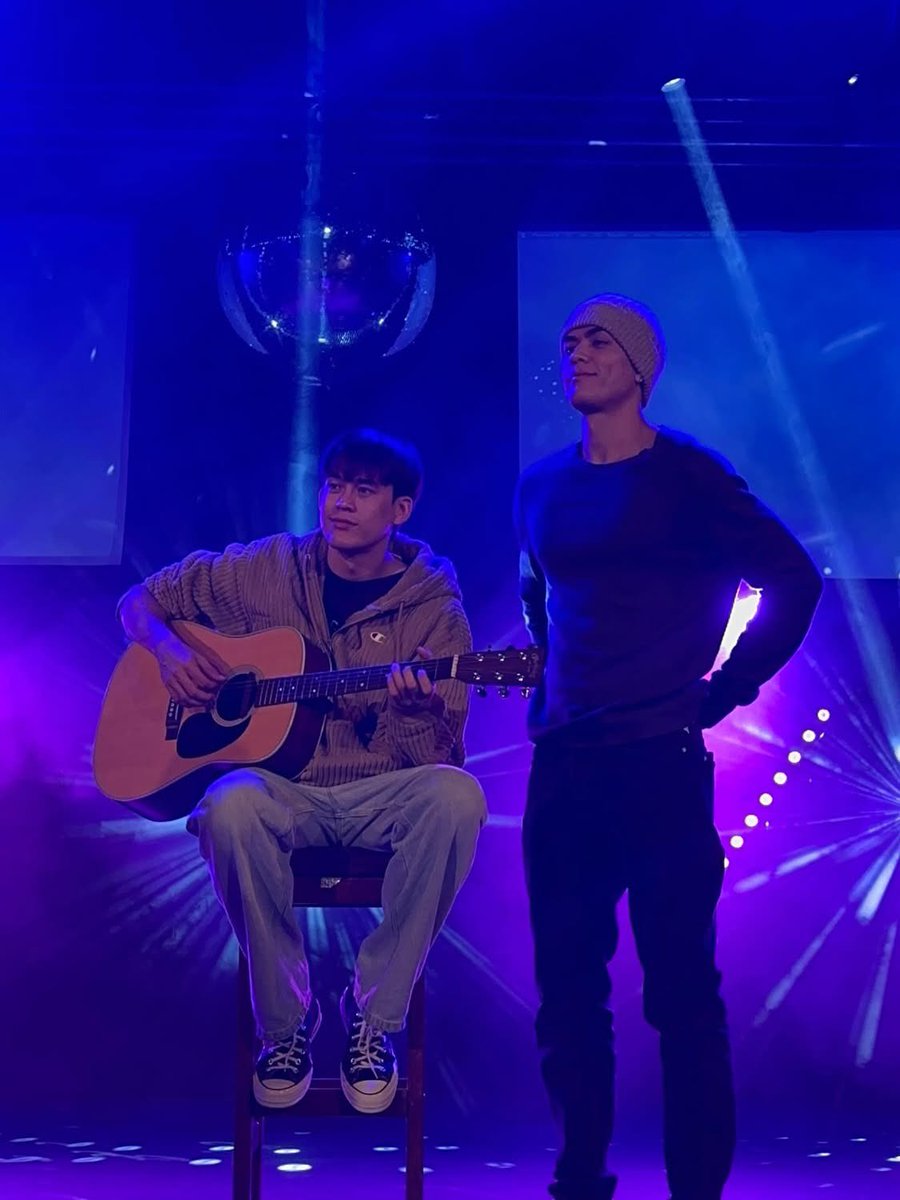 GAWINCASKEY_FC's tweet image. Apart from wondering what is G wearing… are we getting a new guitar again for tonight? 😂🎸

JOSSGAWIN IN BRAZIL

#JG1STFMINBRAZIL
#JOSSGAWIN1stUSLATAMTour