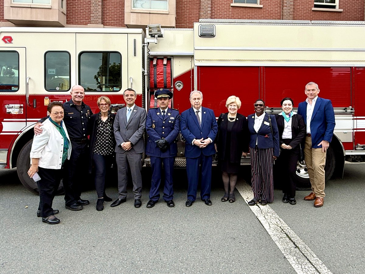 El Embajador de Chile en EE.UU. y el Cónsul General de Chile en San Francisco, participaron de la ceremonia donde <a href="/SMFDinfo/">Southern Marin Fire District</a> hizo entrega de un carro de bomberos y equipamiento a la 5ta compañía de <a href="/bomberosvina/">Bomberos ViñadelMar</a> en el marco del hermanamiento entre Sausalito-Viña del Mar.
