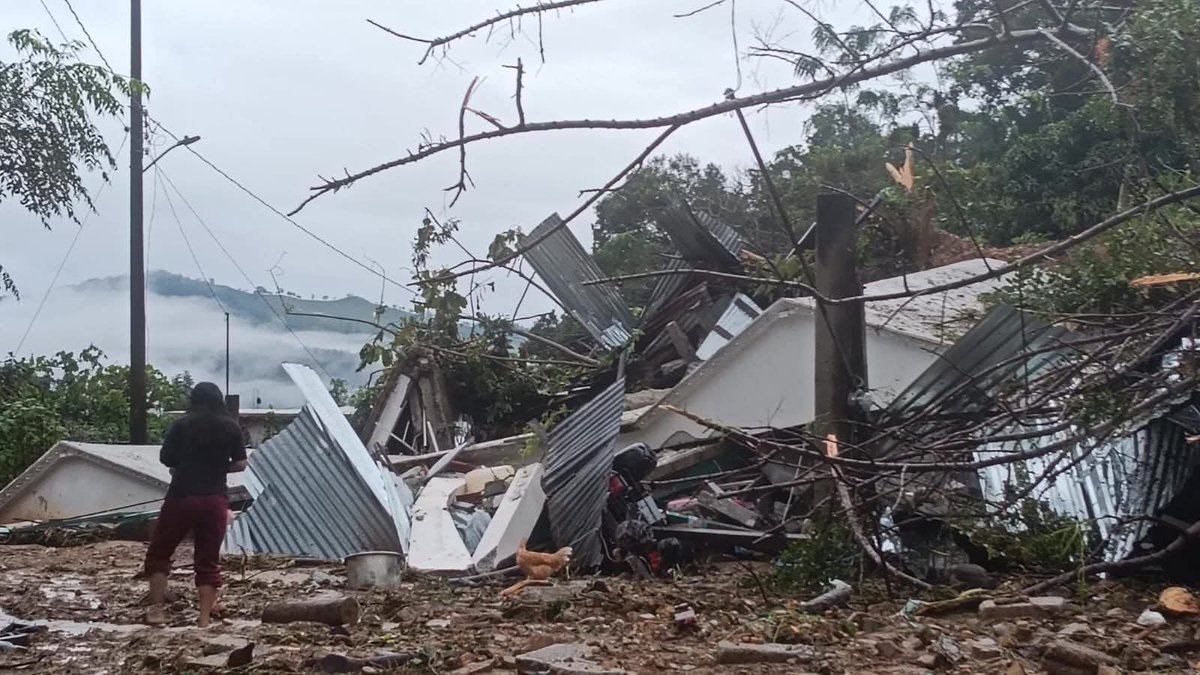 enfasisnoticias's tweet image. #Hidalgo 
Dos niños y una mujer murieron tras el derrumbe de sus hogares en #Zacualtipán Las intensas #lluvias generadas por el #Huracanpriscilla  han sumido en una grave crisis a varios municipios de la sierra hidalguense donde hay cientos de familias evacuadas, calles…