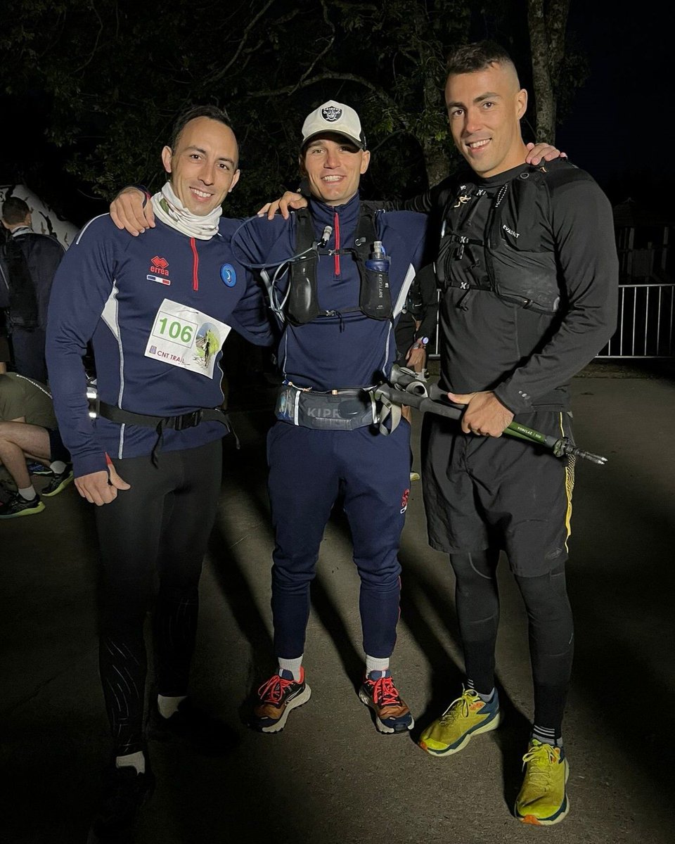 Trois militaires de l’état-major ont fièrement représenté la division au Championnat National Terre de Trail sur les cimes de Gap ! Deux d’entre eux se sont aventurés sur la course de 21km pour 1300m de dénivelé et le plus expérimenté s’est risqué à celle de 39km pour 2100m !