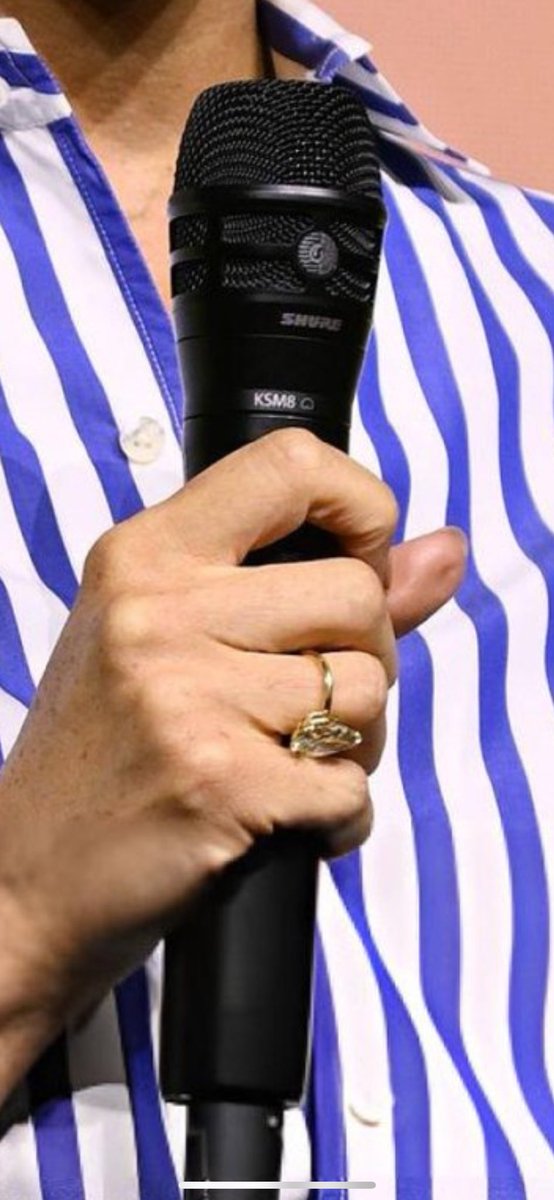 queen_meghan14's tweet image. Prince Harry put another diamond ring on Meghan as he should
