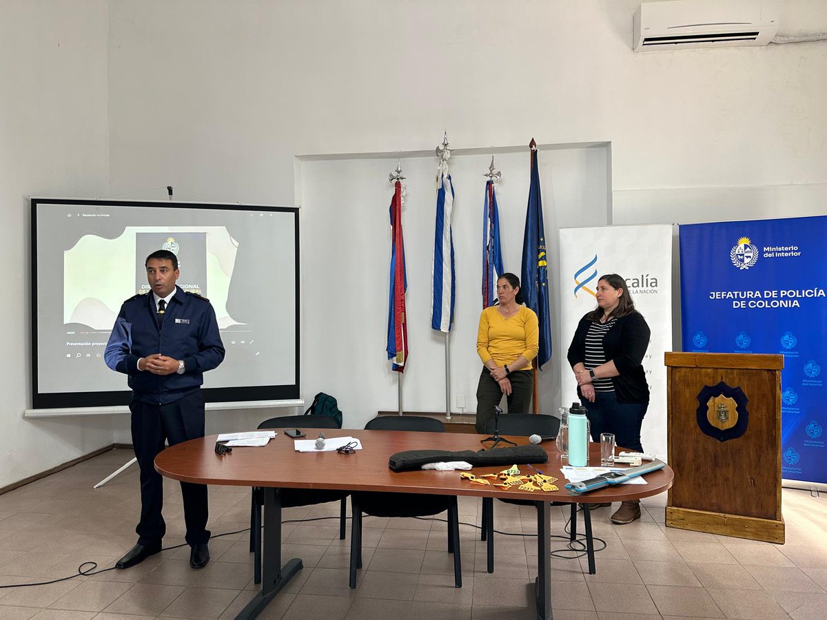 MGAPUruguay's tweet photo. El equipo técnico de #SNIG en coordinación con la Unidad de capacitación de @FiscaliaUruguay , realizó en Colonia una capacitación a fiscales, jueces y funcionarios de @Minterioruy donde también participaron representantes de la Guardia Rural y Policía científica. https://t.co/sBVWCSgDwS