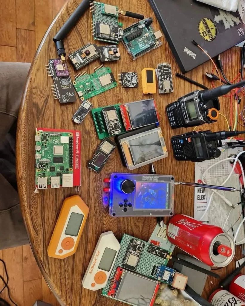 _0b1d1's tweet image. 🛠️ Top Ηacking Gadgets Awareness, Research &amp;amp; Ethical Use Only ⚖️🔍

Short description: Security researchers and makers use specialized hardware to study wireless protocols, test device hardening, and build safer systems
