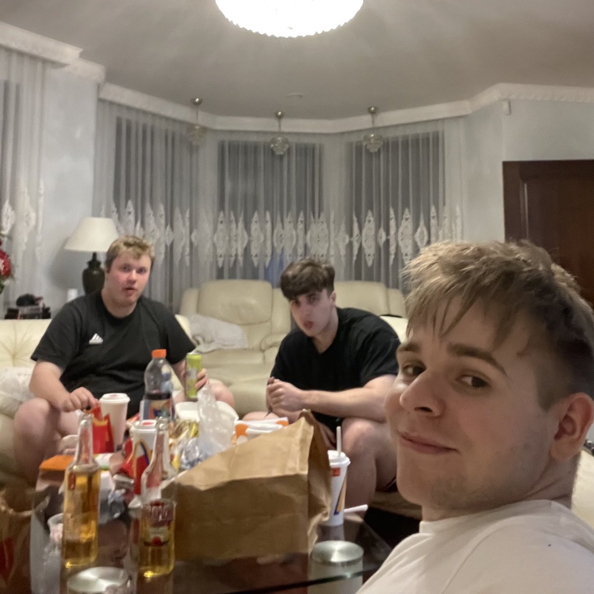 "Oficjalny" statement odnośnie serii padnie jutro, więc śledźcie nasze ruchy. 

No i gorąco zachęcamy do kupna koszulki <a href="/meloniklol/">Melonik</a> w naszym sklepie, do którego link macie w bio 🤙😎

Zdjęcie z maczkiem dla uwagi 🍔

#FreeMelonik