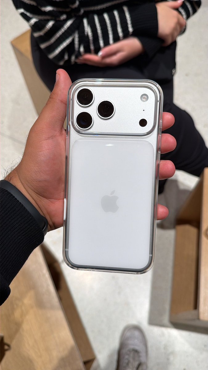 nizzyabi's tweet image. ok, i’ve been using the iphone 17 pro max for about a day now, here are my thoughts:

pros:
- battery is insane, i’ve been using it for 2 hours without a charger and it’s still at 92%
- big phone and more screen is quite nice, i can’t go back to a smaller one
- camera is…