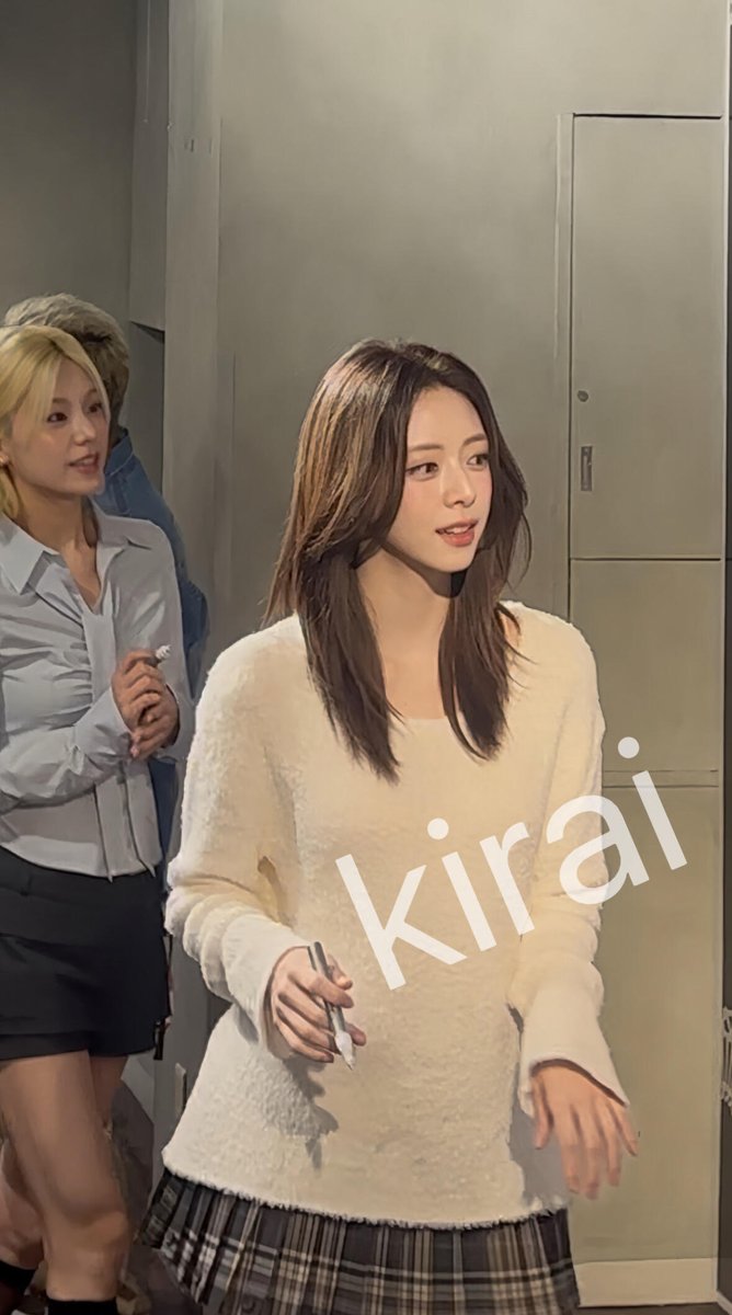 와 진짜 얼굴 뭐야 오늘 유나 폰카 이목구비 안믿겨....
나 진짜 이목구비가 이렇게 뚜렷하고 입체적인 사람 처음 봐