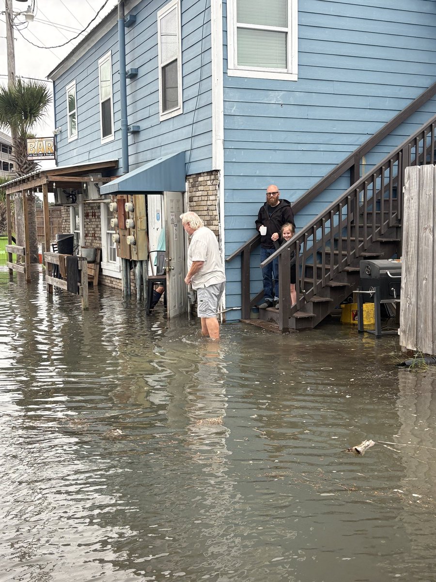 jamiearnoldWMBF's tweet image. Yet another reason to love SC.  What flooding?!?   “The Bar” at Garden City kept the drinks flowing during today’s coastal flooding.   Inside, is a high water mark from Matthew where the water reached 5 feet deep.  #SCwx @wmbfnews @NWSWilmingtonNC