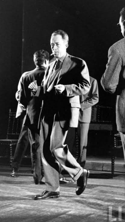 monnaghan's tweet image. #ÉpicoPoderoso

Habla sobre matar a un árabe porque tenías calor, y luego cuando te juzgan terminan condenándote porque no lloraste en el funeral de tu mamá y te fuiste a nadar con una morra.

Son cosas que pasan.