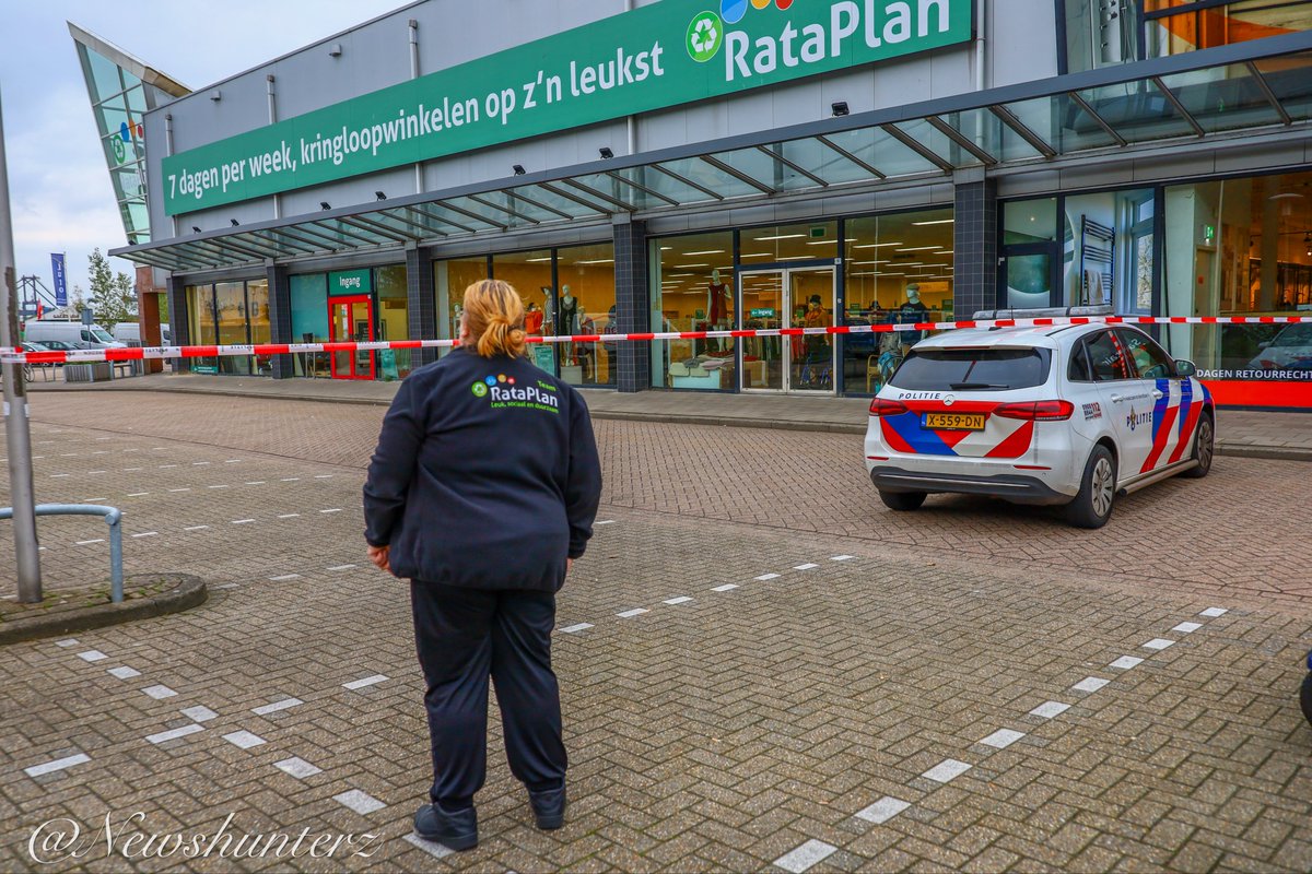 newshunterz's tweet photo. Vrijdag 10-102025. #explosief gevonden bij #kringloopwinkel #zaandam .
Bij binnengebrachte goederen bleek een #handgranaat te zitten . De politie heeft het pand ontruimd . De #EOD is onderweg om het explosief onschadelijk te maken . https://t.co/QqMMO8JzW9