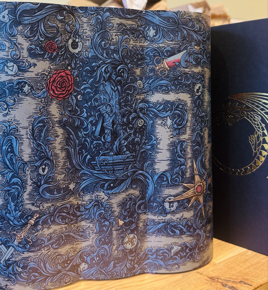 ✨ Look at this beautiful book! ✨

We have the Collector’s Edition of Alchemised by <a href="/SenLinYuWrites/">sen</a> - boasts a deluxe jacket with gold foil on the front, a vibrant full-colour illustration on the back, beautifully designed endpapers, a gold foil case stamp, and striking