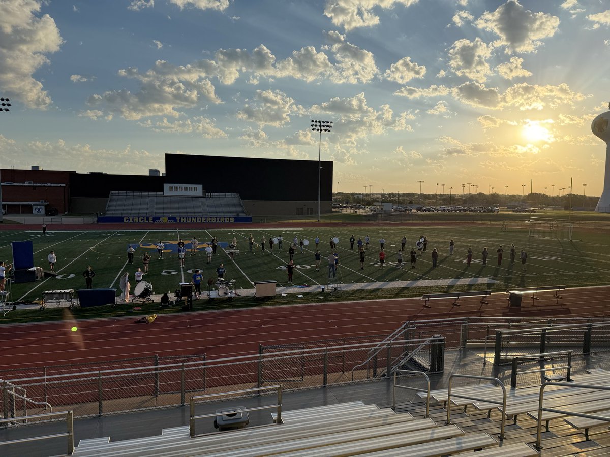 shawnknopp's tweet image. A beautiful start to my day - working with Jordan Northerns and the Circle High School Marching Band! 

Kids are working hard on a cool show with FUN music! 🎶
#bandsonthemove