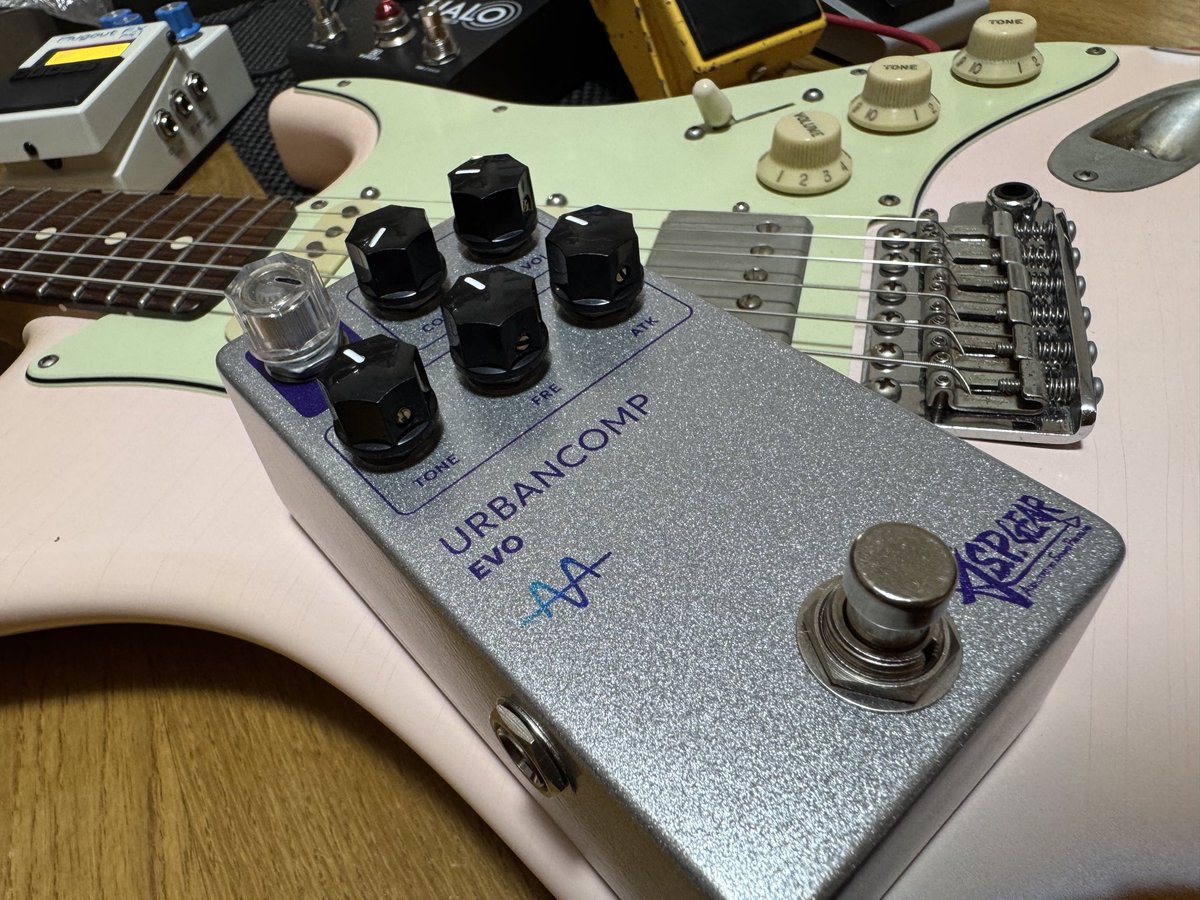 新しいペダルボードに組み込むのにコンプを探してて、A.S.P.GEARさんのURBANCOMP EVOを入手しました！🫡

普段ノブが4つ以上あるエフェクター拒否反応が出るんやけど大丈夫やった

このペダルベーシストが使ってる印象やけど、ギターにも合う
めっちゃ使いやすい😳
歌モノのバックでフル活用します💡