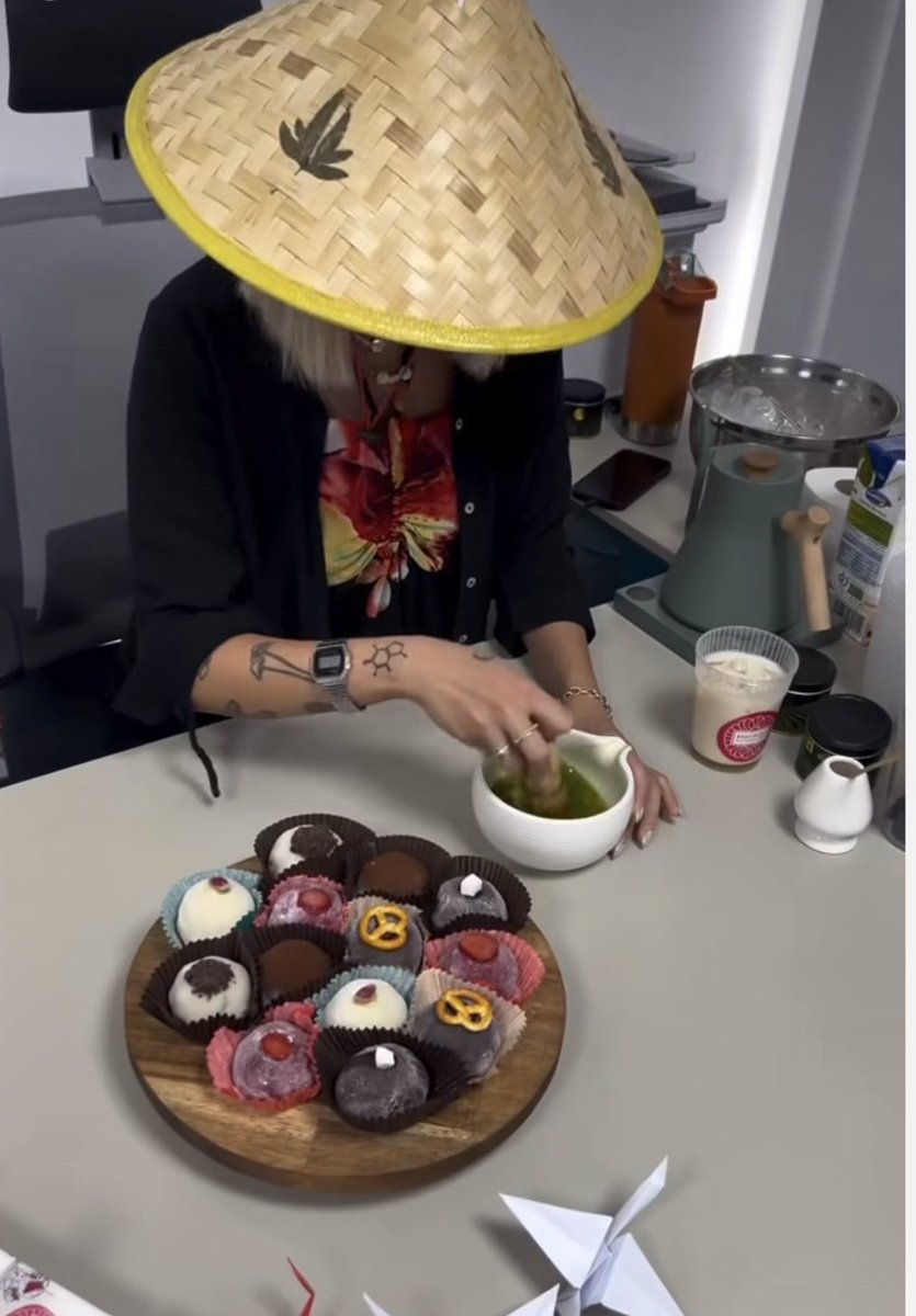 ما امشب قدم‌به‌قدم بردیمتون ژاپن: از چای سنتی و ماچا تا موچی، درست کردن سوشی با دست خودتون، اموزش اوریگامی، بادبزن، گیفت‌های مختلف، دکور ژاپنی برای عکس تا ویدیو از ژاپن و تجربه فرهنگ واقعیش.
توجه به جزییات مهمه!
فرق بین “تم جاپونی” و “تجربه جاپون” همینه 🎌