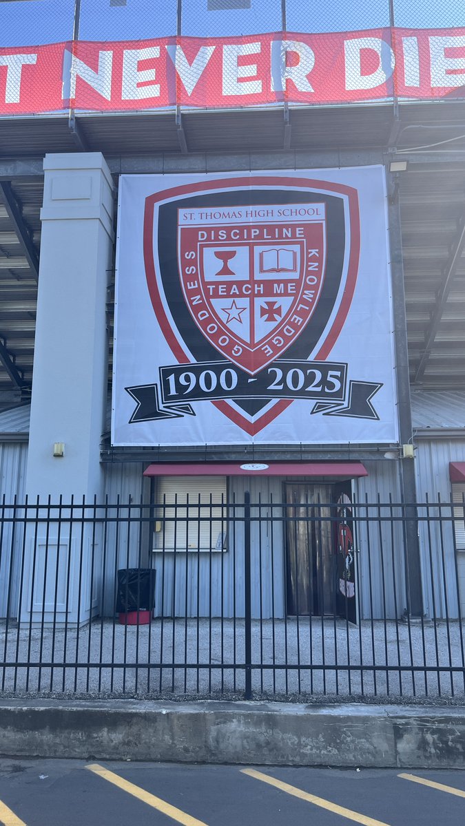 CorpInstall's tweet photo. Big visuals for big spirit. We were proud to help bring new energy to St. Thomas High School’s Granger Stadium with these bold custom banners.

#signinstallation #branding #banners #custombanners #stadiumgraphics #largeformatprinting #houston #CorporateInstallations https://t.co/VgQYkqXVlE