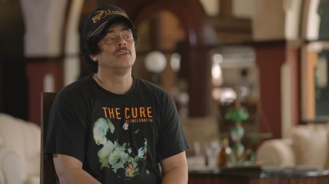 thejunebugfreak's tweet image. Benicio Del Toro wearing a T-shirt of The Cure's "Disintegration" 💙