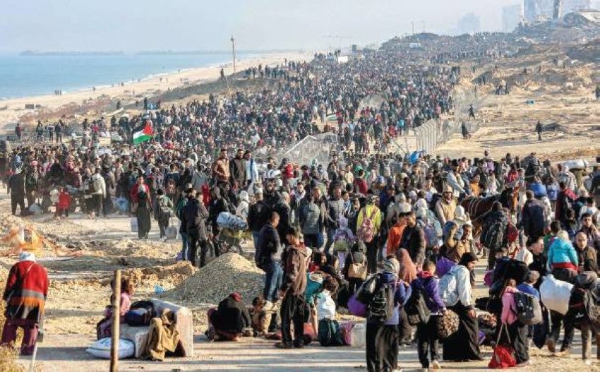 أعود ل #غزة ، أعود لداري

أَعُودُ كَأَنِّي طَيْفُ أَمْسٍ عَابِرِ
تَعِبَتْ خُطَايَ عَلَى دُرُوبِ أَنِينِي

هُنَا وُلِدَ الحَرْفُ الجَمِيلُ مُبَلَّلًا
بِدُمُوعِ شَوْقٍ فِي مَآقِي سُنُونِي

كَأَنِّي أَلْقَى فِي الزَّوَايَا هَمْسَ مَنْ
كَانُوا هُنَا يَوْمًا كَظِلِّ جَبِينِي

هُنَا