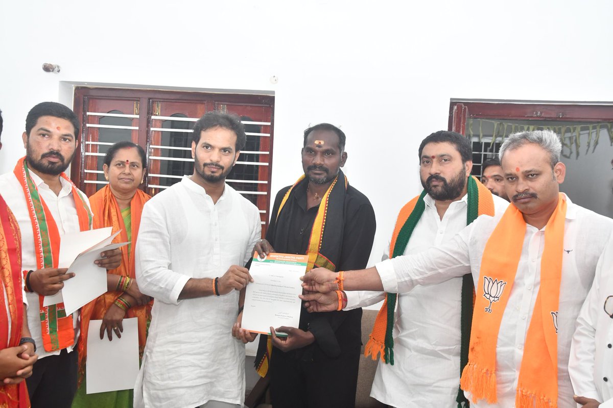 Raviyadav_bjp's tweet image. ఈ రోజు మసీద్ బండ, కొండాపూర్ బిజెపి కార్యాలయంలో శేరిలింగంపల్లి డివిజన్ అధ్యక్షులు కిషోర్ ముదిరాజ్ గారు, కంటెస్టెడ్ కార్పొరేటర్ ఎల్లేష్ గార్ల  ఆధ్వర్యంలో మహిళా మోర్చా అధ్యక్షురాలిగా విజయలక్ష్మి, వైస్ ప్రెసిడెంట్స్ మాధవి, నాగమణి, వరలక్ష్మి, జనరల్ సెక్రటరీ సత్యవాణి, బీజేవైఎం…