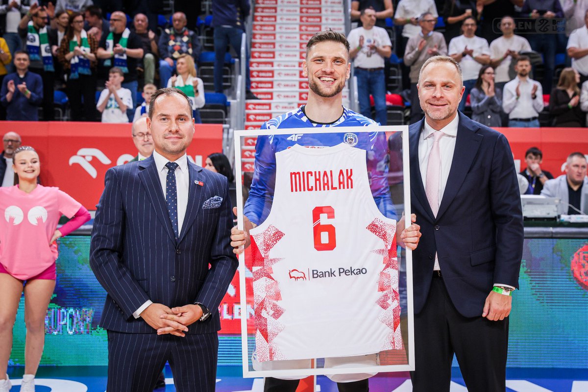 👏 Prezes #PLKPL Łukasz Koszarek <a href="/koszi55/">Łukasz Koszarek</a> wraz z prezesem <a href="/Anwil_official/">Klub Koszykówki Włocławek</a> Łukaszem Pszczółkowskim przed piątkowym meczem wręczyli <a href="/KamilLaczynski/">Kamil Laczynski</a> i <a href="/eMMichalak/">Michal Michalak</a> pamiątkowe koszulki za ich wkład w świetny wynik <a href="/KoszKadra/">KoszKadra</a> na #EuroBasket 

#plkpl <a href="/GrupaORLEN/">ORLEN</a> <a href="/BankPekaoSA/">Bank Pekao S.A.</a>